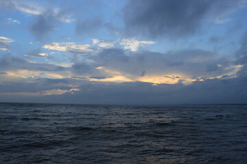 台風が去ったあとの雲と海の夕暮れの湘南の風景
