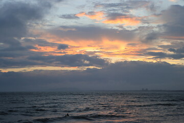 台風が去ったあとの雲と海の夕暮れの湘南の風景