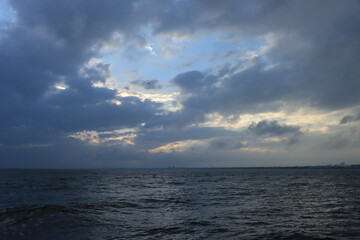 台風が去ったあとの雲と海の夕暮れの湘南の風景