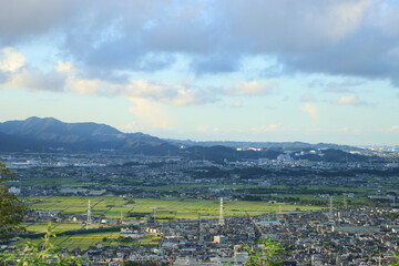 大磯　湘南平　高麗山から見える夏の平塚の町と山