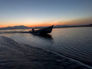 The state of the fishing boat on its way home quickly