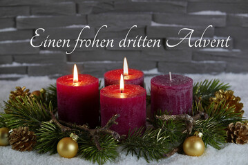 Drei brennenden Kerze zum 3. Advent. Adventskranz mit dem Text einen frohen dritten Advent.