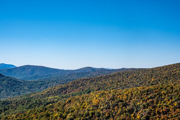 Obraz premium Panoramic view of fall color in Shenandoah National Park.