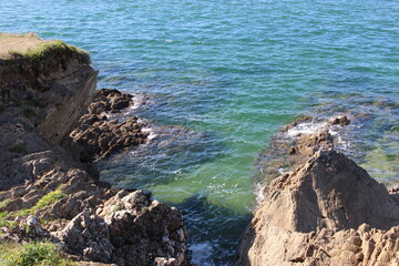 Rochers surplombant l'océan (pointe Merquel à Mesquer)