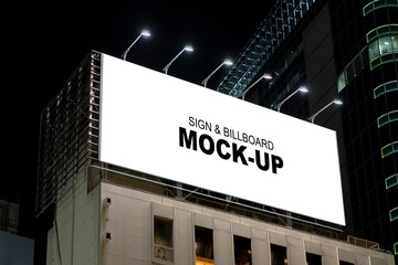 Obraz premium Urban Billboard Mockup on Roof of High-Rise Building