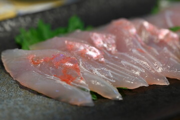 つやつやした金目鯛のお刺身