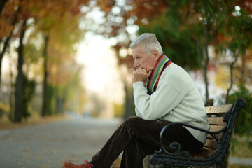 Obraz premium Portrait of a serious senior man thinking 