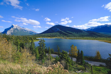 Vermilion Lakes Viewpoint, a peaceful stop despite the road next to it. This viewpoint is easily accessible from the Trans-Canada Highway.
Alberta, Canada