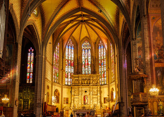 Fototapeta na wymiar Choeur de la cathédrale Saint Jean Baptiste à Perpignan et ses vitraux