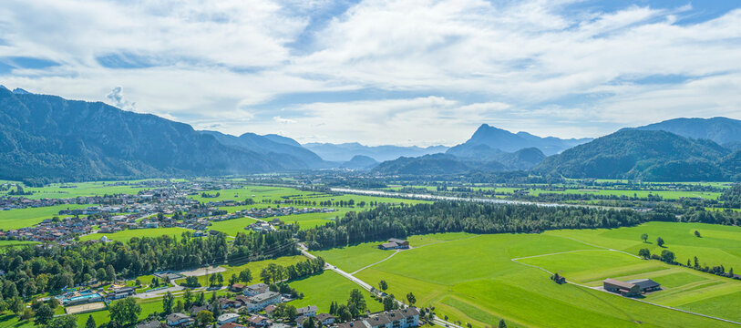 Blick ins untere Inntal um Niederndorf bei Kufstein an einem sonnigen Tag im Sp&auml;tsommer