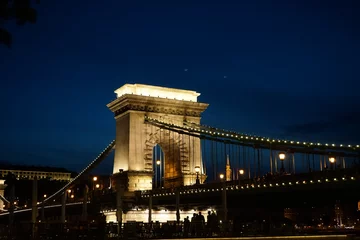 Tableaux ronds sur aluminium brossé Széchenyi lánchíd selective focus of bridge in budapest by night