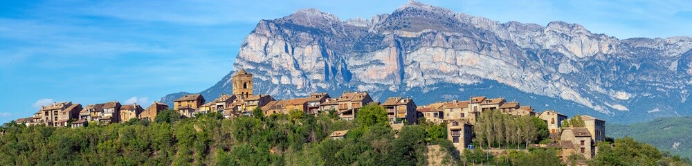 View of the town of Ainsa, Huesca, one of the most beautiful towns in Spain. - obrazy, fototapety, plakaty