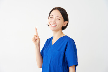 左側を指差す女性の医者　白背景