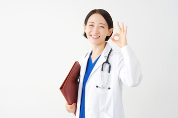 OKサインする女性の医者　白背景