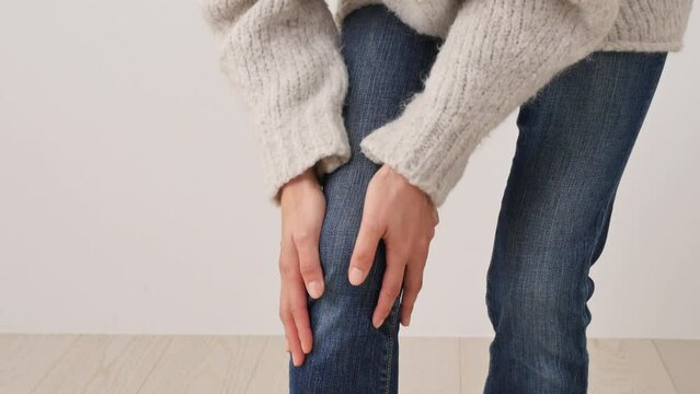 膝が痛む中年女性　顔無し