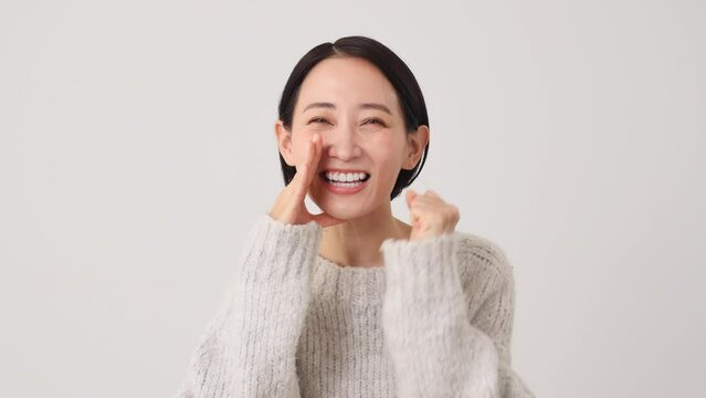 応援する中年女性　白背景