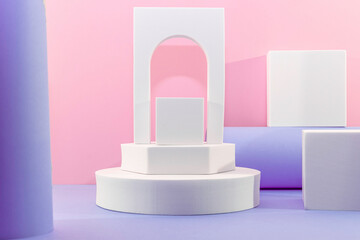Arrière plan rose et mauve avec présentoir pour des produits avec un rendu 3 D. Plate-forme vide avec podium pour cosmétique, bijoux, maquette ou autres objets.	