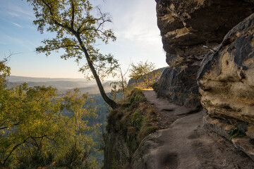 Wanderweg am Fels am Morgen nach Sonnenaufgang auf dem Weg zur Idagrotte (sächsische Schweiz)