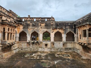 Obraz premium Hampi, Karnataka India - July 24 2023: Ruins of Queen's bath in the ancient royal enclave at Hampi.