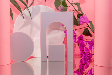 Arrière plan rose et blanc avec présentoir pour des produits avec un rendu 3 D. Plate-forme vide avec podium pour cosmétique, bijoux, maquette ou autres objets.	