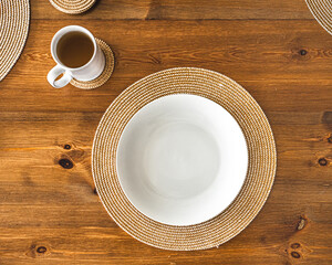 Assiette blanche sur dessous de plat avec un thé vue du dessus
