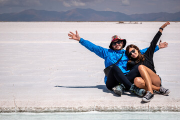 Pareja disfrutando de las Salinas Grandes, en la Provincia de Jujuy, Argentina