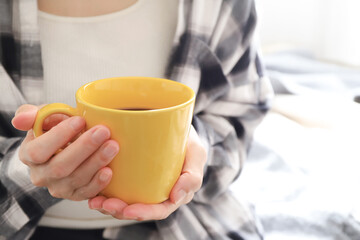 ホットコーヒーを持った女性の手元