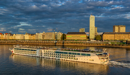 Sommerabend in Düsseldorf.