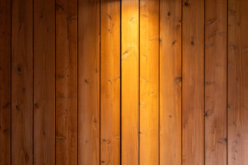 【背景】スポットライトに照らされた山小屋の壁のようなナチュラルな茶色の木目の背景素材