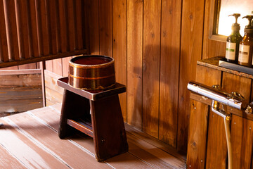 木製で趣のある貸切源泉掛け流し温泉の半露天風呂：洗い場にあるレトロな木桶とイス（千葉県）