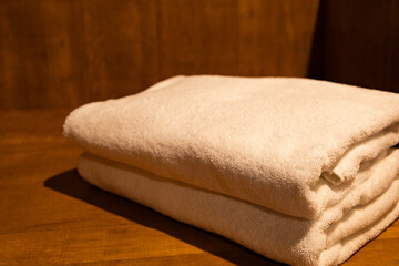 趣のある温泉旅館の貸切露天風呂に準備された、白いバスタオルのセット（千葉県）
