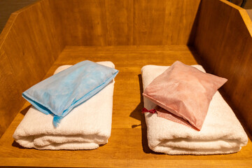 趣のある温泉旅館の貸切露天風呂に準備された、白いバスタオルと小物の巾着セット（千葉県）
