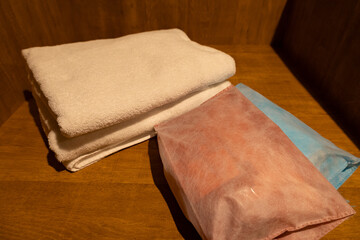 趣のある温泉旅館の貸切露天風呂に準備された、白いバスタオルと小物の巾着セット（千葉県）
