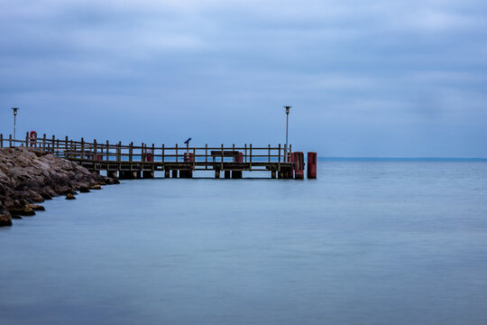 Bootssteg f&uuml;hrt von der Seite ins Wasser. Klink an der M&uuml;ritz