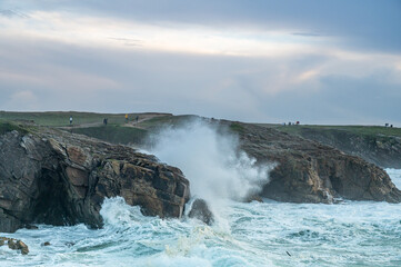 vague &agrave; mar&eacute;e haute sur la c&ocirc;te sauvage