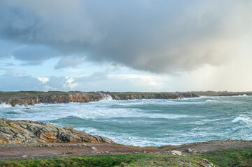 la grande marée sur la côte sauvage en bretagne