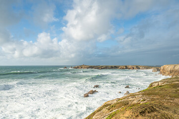 la côte sauvage déchainée à l'heure des grandes marées