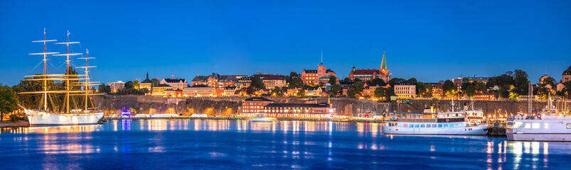 Evening panoramic view of Stockholm scenic waterfront - obrazy, fototapety, plakaty
