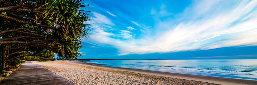 Noosa Main Beach, Boardwalk beach and water