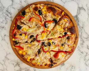 The sliced tuna pizza on plate