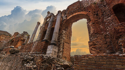 Die Ruinen des Griechischen Theaters in Taormina vor untergehender Sonne