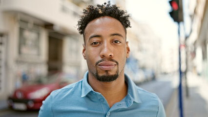 Obraz premium African american man standing with serious expression at street