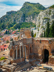 Im Vordergrund eine Aufnahme des Griechischen Theaters in Taormina auf Sizilien, im Hintergrund die...