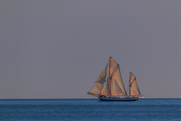 Zweimastiges Segelschiff im Sonnenlicht auf der Ostsee. - obrazy, fototapety, plakaty