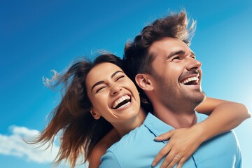 Un jeune couple amoureux s'enlace sous un beau ciel bleu d'été