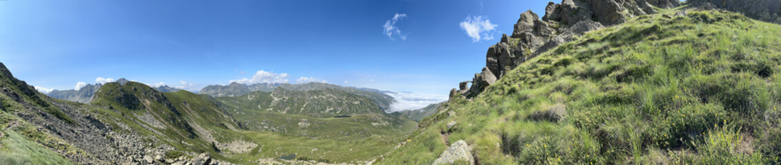 Obraz premium Mountain panorama with grass and clouds