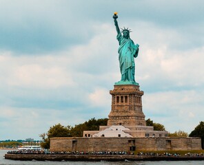Fototapeta premium the statue of liberty is shown with people standing around it