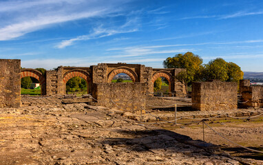 Pórtico de entrada de Medina Azahara o Madīnat al-Zahrā en Córdoba, España