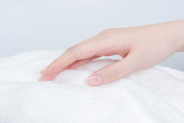 タオルを触る女性の手3
