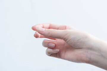 物を持つ女性の手（細いサイズ3）